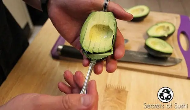 avocado roll slicing - removing the peel